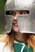 Девушка в шлеме