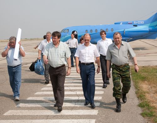 На летном поле саровского аэропорта. Слева направо: Г.Комаров, В.Костюков, С.Кириенко, И.Каменских