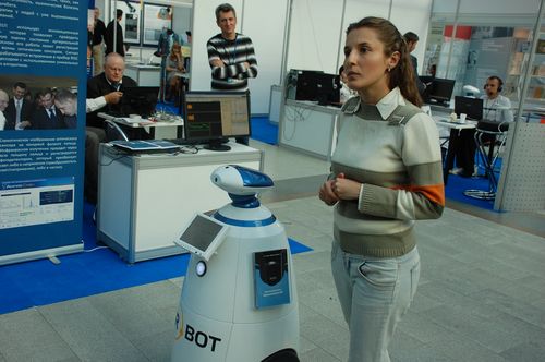 Интерактивный мобильный робот знакомится с симпатичными девушками