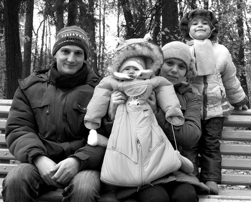 Семья Куприяновых: папа Илья, мама Анастасия и две дочки - Соня и Маша