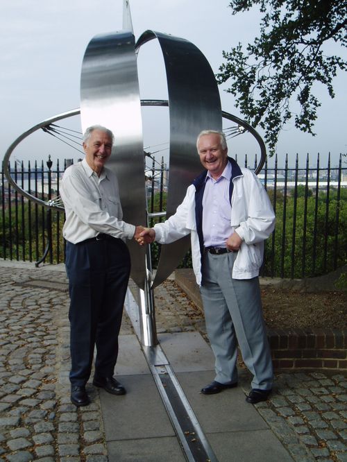 Рукопожатие через нулевой меридиан, Гринвич. Конференция "Мегагаус-11" И. Смит и В. Селемир