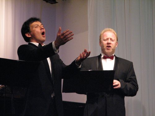 Басы-профнндо Сергей Кочетов (слева) и заслуженный артист России Владимир Миллер