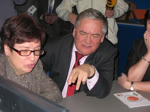 Советник при дирекции РФЯЦ-ВНИИЭФ Ю.Лукина и заместитель директора РФЯЦ-ВНИИЭФ В.Рогачев на открытии информационного центра атомной энергии 