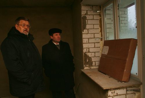 И.Беляков и Н.Масягин осматривают квартиру на пр.Музрукова, 37