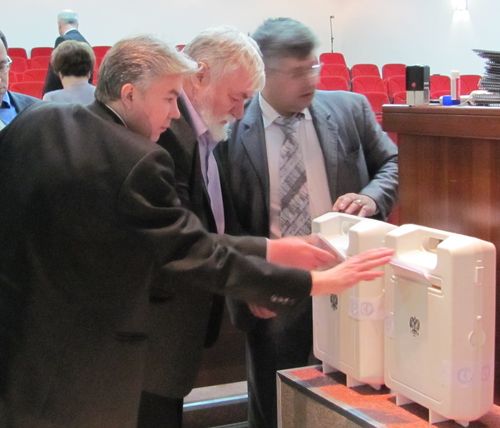 На этот раз одной урны для почти 180 бюллетеней не хватило