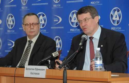 Глава города П.Шульженко и директор РФЯЦ-ВНИИЭФ В.Костюков на итоговой пресс-конференции