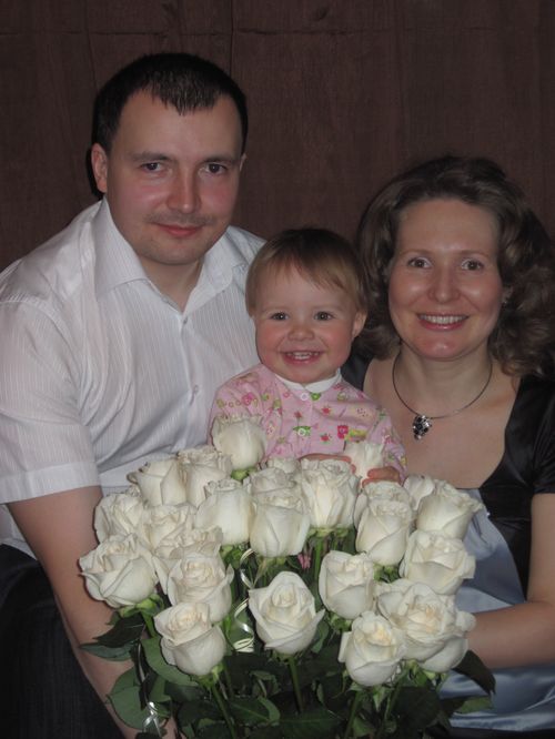 Папа Алексей, мама Марина, дочь Мария