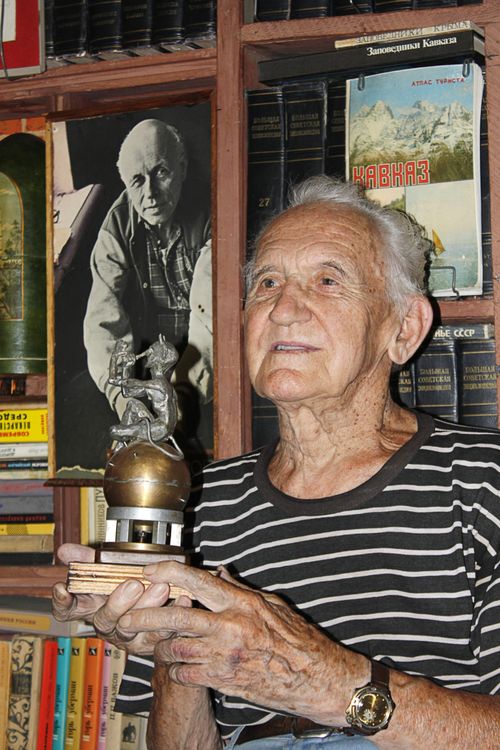 На фото: Г.П.Антропов и сувенир, подаренный ему сотрудниками модельной группы на день рождения. Отливку статуэтки - Мефистофель на водородной бомбе - делали сами. Шар представляет модель снаряда с торчащими из нее измерительными каналами. Идея сувенира: мы показываем нос американцам, обойдя их в создании водородного оружия.