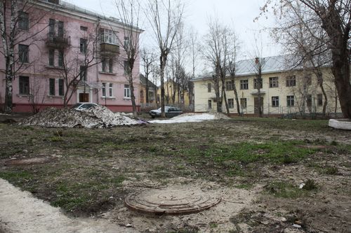 Этот двор давно требует благоустройтва