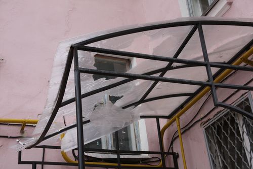 Разбиты козырьки...