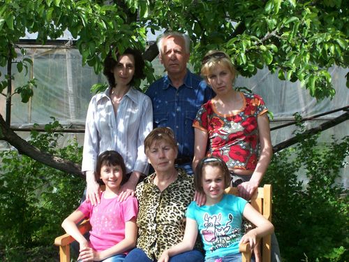 Анатолий Кравченко с женой Антониной, дочерьми Оксаной и Леной и внучками Сашей и Дашей
