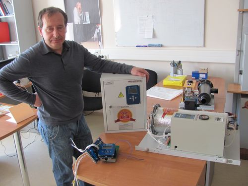 Игорь Сазонов с контроллером для экономии тепла