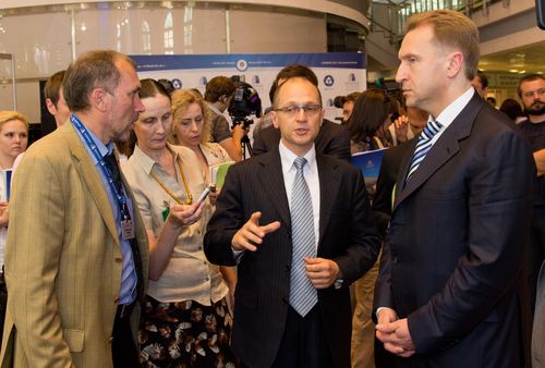 Слева направо: заместитель начальника математического отделения РФЯЦ-ВНИИЭФ А.Гребенников, главный редактор "Нового города" А.Шадрина, глава Росатома С.Кириенко и первый вице-премьер И.Шувалов