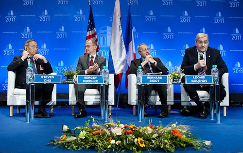 Слева направо: С.Чу, С.Кириенко, Б.Биго на панельной дискуссии