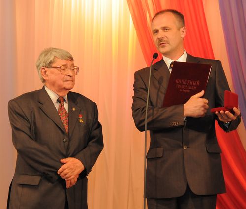 Глава города вручает удостоверение "Почетного гражданина города" Ю.Трутневу