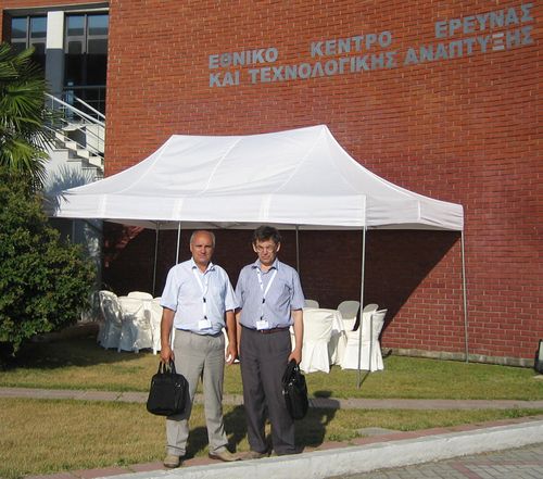 О.Бризицкий (слева) и В.Терентьев у университета Фессалии