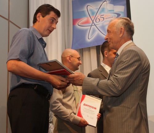 Победителей поздравляет В.Незнамов