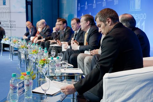 Ведущий панельной дискуссии В.Соловьев