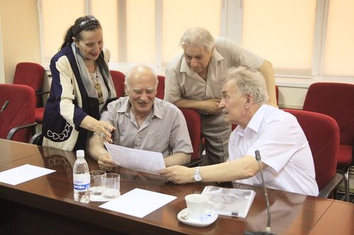 Слева направо: племянница С.Г.Кочарянца Г.Кочарян, её супруг М.Нерсесян, Э.Долбакян, заместитель главного конструктора Ю.Файков