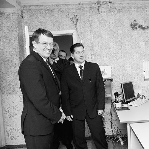 Генеральный директор ЗАО "Газета "ГОРОД НОМЕР" В.Еричев знакомит директора РФЯЦ-ВНИИЭФ с предприятием