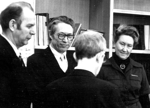 Слева направо: И.Д.Софронов,  (стоит спиной) Ю.Б.Харитон, И.А.Адамская.