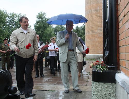 В.Костюков и Р.Илькаев возлагают цветы к стеле Ф.Ушакова