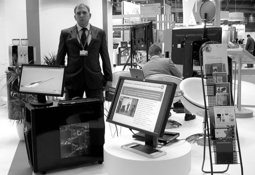 А.Шатохин демонстрирует компактную суперЭВМ производства РФЯЦ-ВНИИЭФ