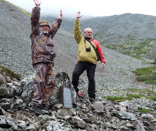 А.Димидов, А.Баринов у памятной плиты
