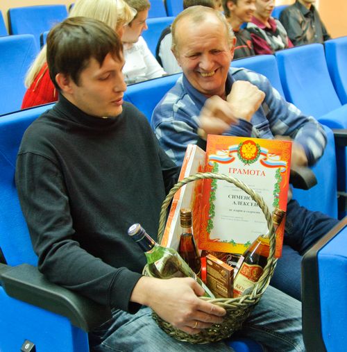 Приз от "Нового Города" получил токарь шестого разряда А.Семенский