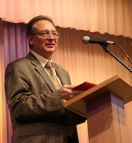 Заместитель директора ВНИИЭФ по капстроительству С.Колесников на юбилейном вечере