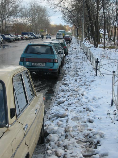 Из-за нехватки мест на стоянке работники РФЯЦ-ВНИИЭФ вынуждены оставлять свои машины на проезжей части