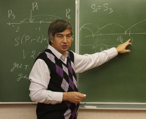 Н.Аганахов читает лекцию для учителей