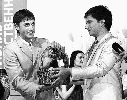 Спецприз от нашего холдинга был вручен Владимиру Анишкевичу (слева)