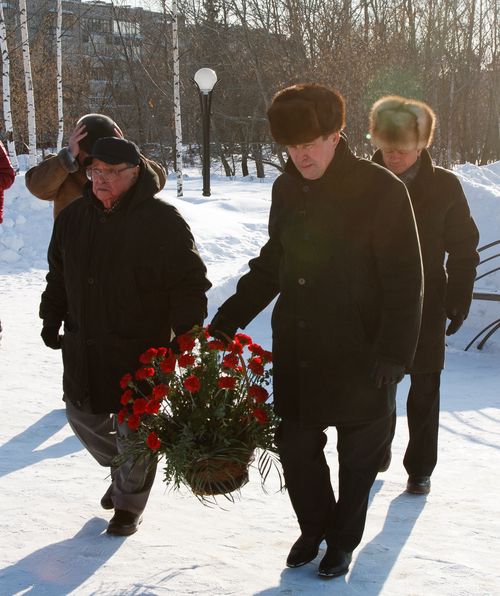 Ю.А.Трутнев, В.Е.Костюков и Ю.М.Якимов возлагают цветы к памятнику Музрукова