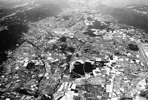 ЦЕРН с высоты птичьего полета. Кольцо БАК. Слева - горный массив Жюра. Справа - Женевское озеро