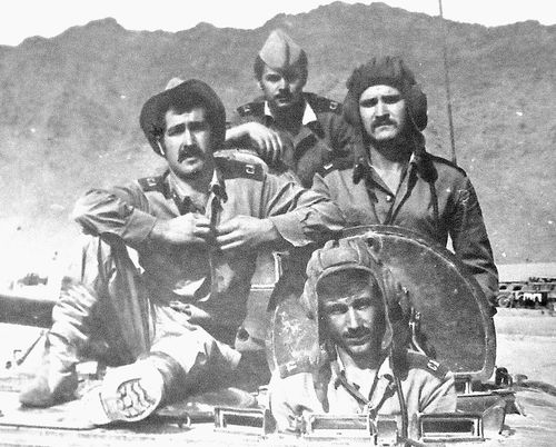 Саша Бых на заднем плане