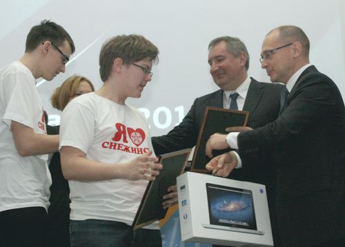 Призы победителям вручают Д.Рогозин и С.Кириенко