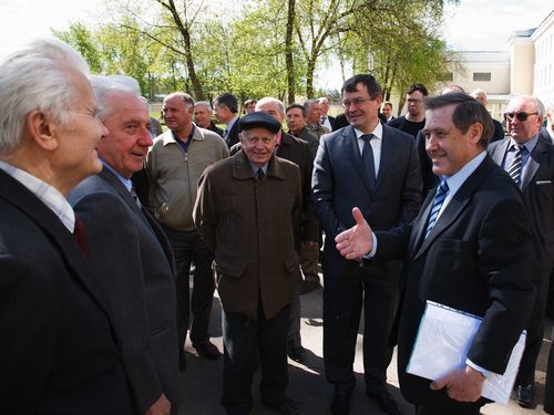 Ветераны ИФВ с директором ядерного центра В.Костюковым и директором ИФВ А.Михайловым