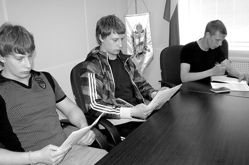 Братья Романовы и В.Ваганов подписывают договоры на новые квартиры