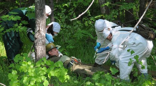 Санитарный пост оказывает помощь условному пострадавшему