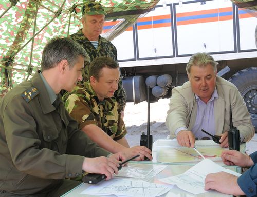 Слева направо: А.Стадник, А.Додонов, и Г.Комаров обсуждают план действий