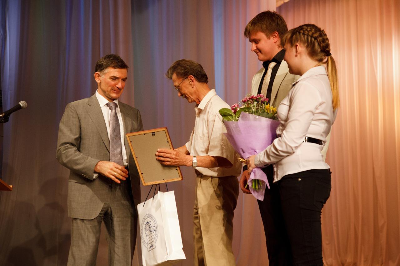 М.Стриханов вручает благодарность Ю.Щербаку