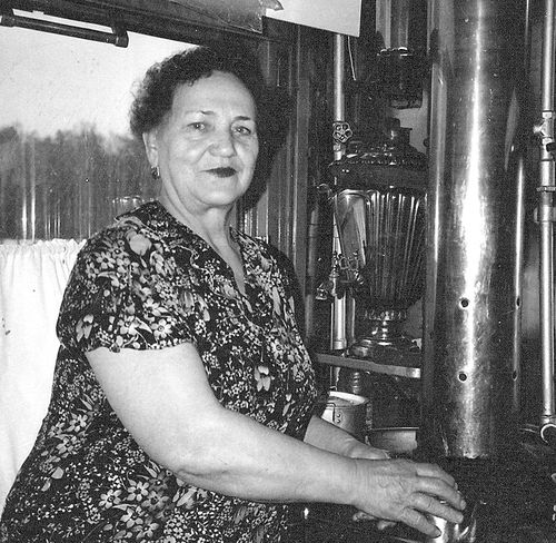 К.Егорова на кухне вагона Ю.Б. Харитона