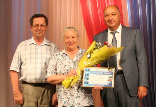 С.Тарасов, В.Загороднев награждают железнодорожников