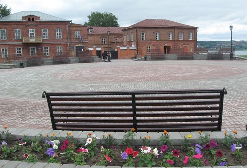 На этой площади размещается все население острова-града