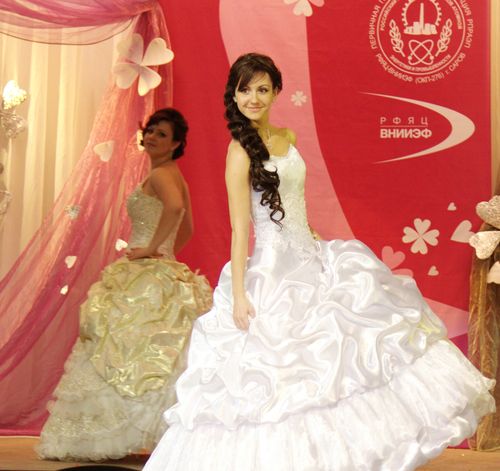 Анна Лебедева в дефиле свадебных платьев