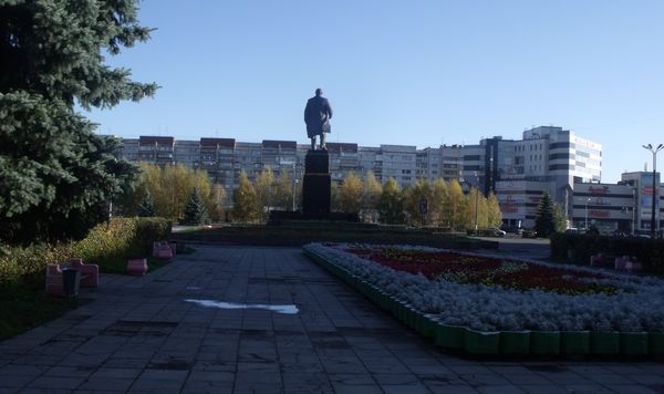 Пл.Ленина. Вождь коммунизма обращен лицом к народу, а к власти - всей остальной своей частью. 