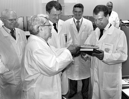 Ю.Трутнев вручает книги Д.Медведеву