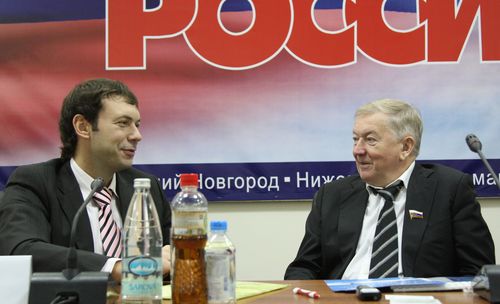В.Жигалов (справа) - ведущий конференции на форуме "Будущее России"