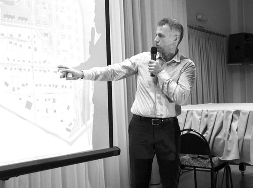 На вопросы горжан отвечает директор ООО "СаровИнвест" П.Харитонов